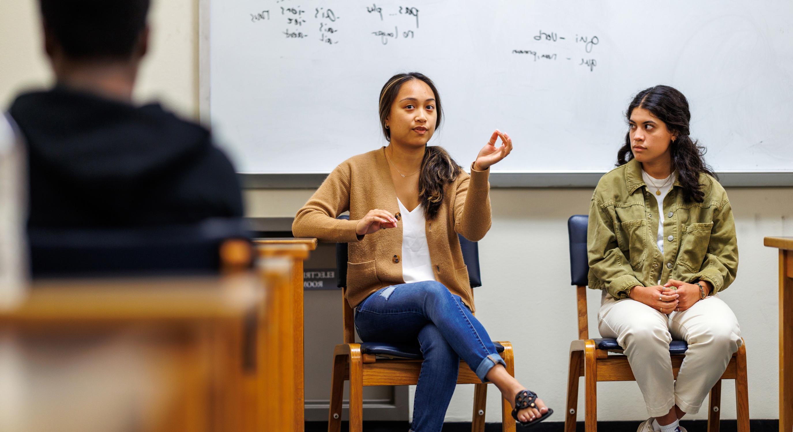 两个女学生在练习法语语法